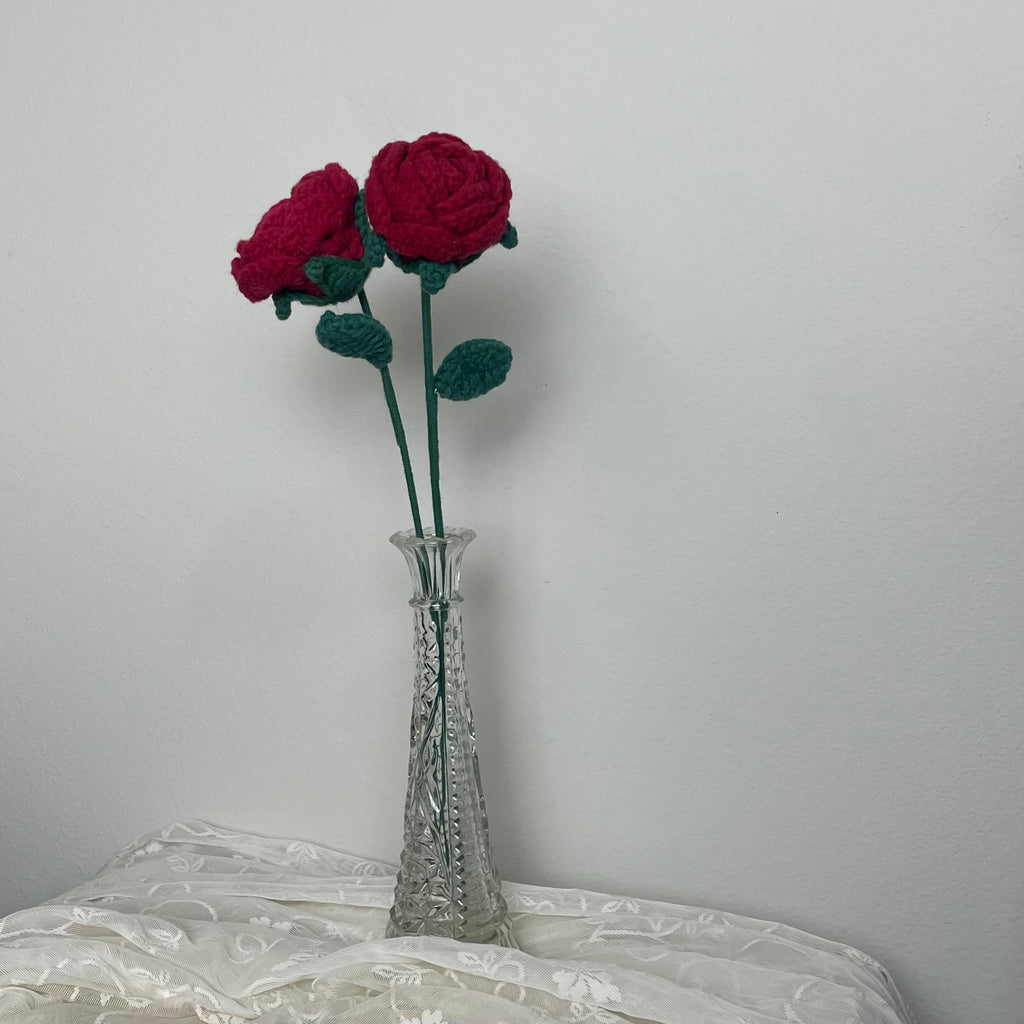 crochet red roses (2) w/ vase