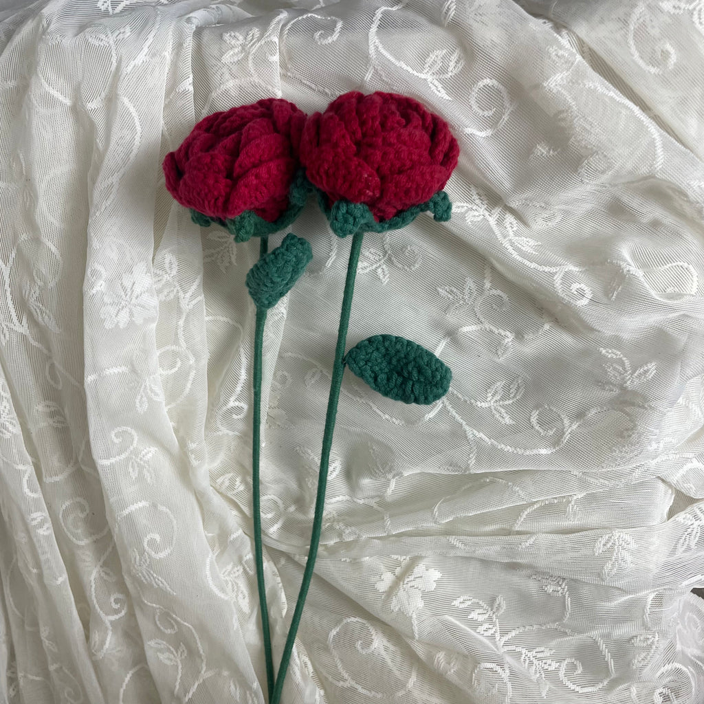 crochet red roses (2) w/ vase